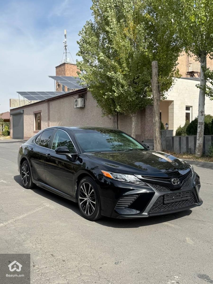 Toyota Camry SE - image 3