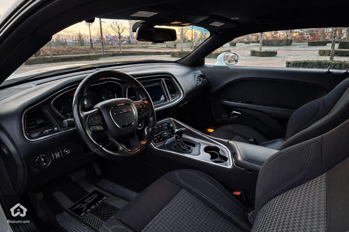 Dodge Challenger - image 7