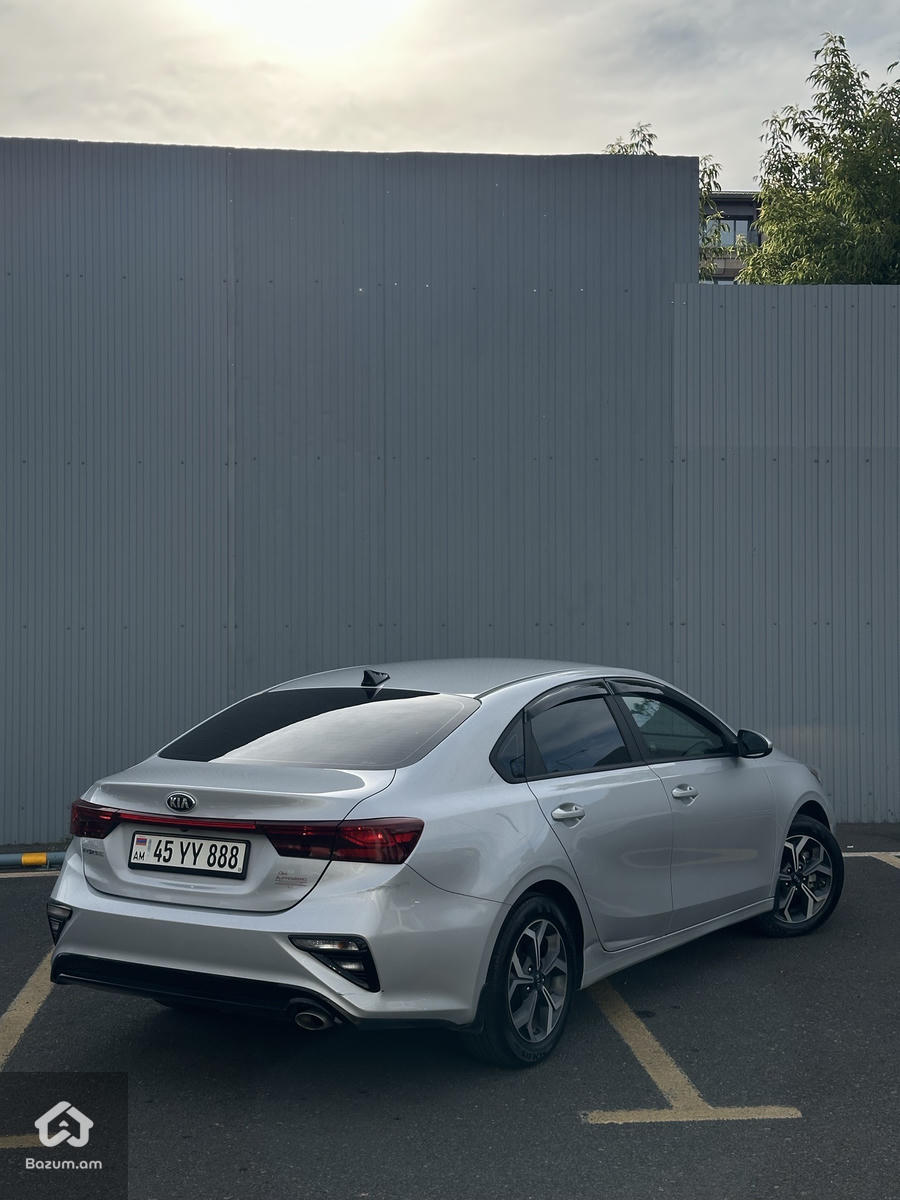 Kia Forte - image 5