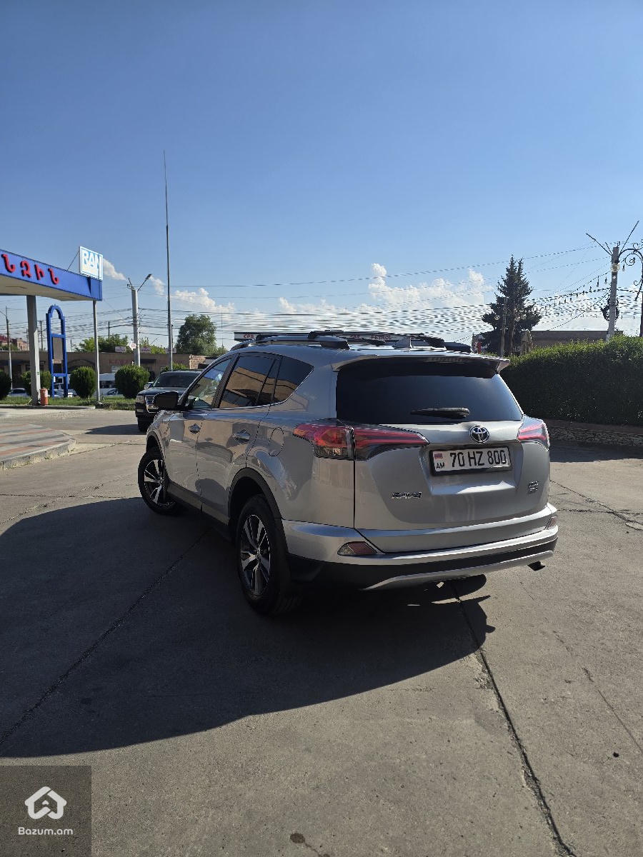 Toyota Rav4 XLE - image 11