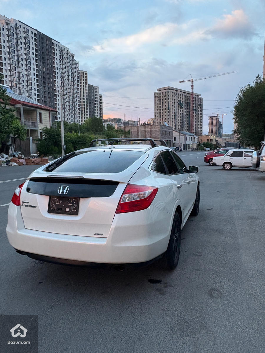 Honda Accord Crosstour - image 2