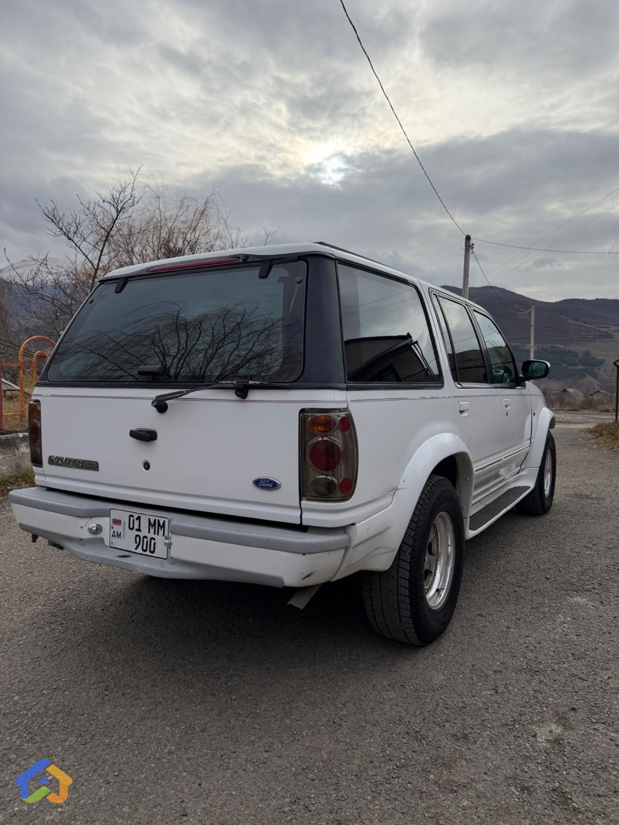 Ford Explorer - image 4