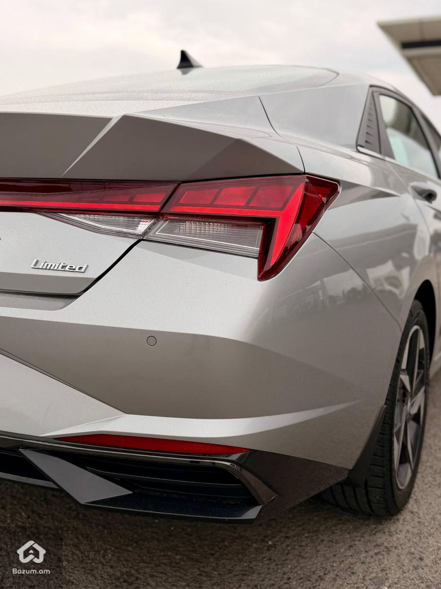 Hyundai Elantra Limited - image 15