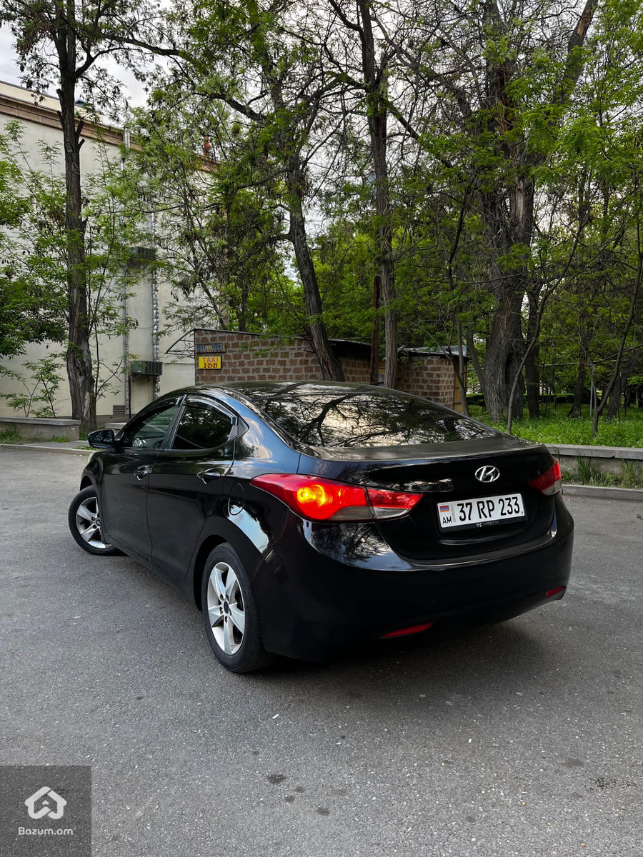 Hyundai Elantra - image 4