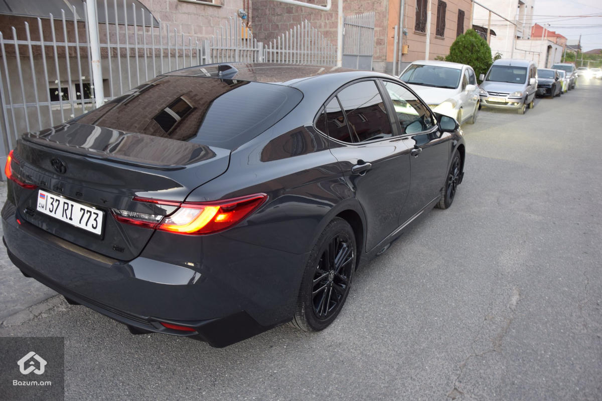 Toyota Camry - image 5