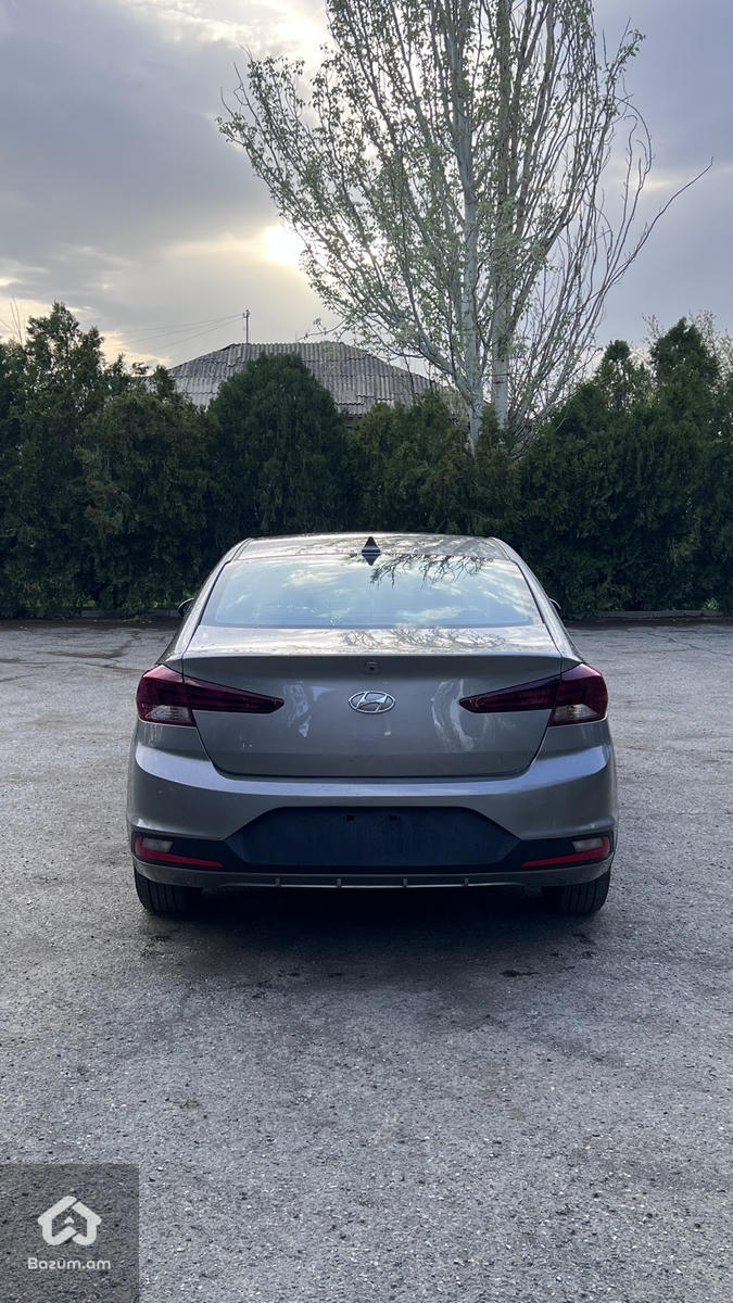 Hyundai Elantra - image 2