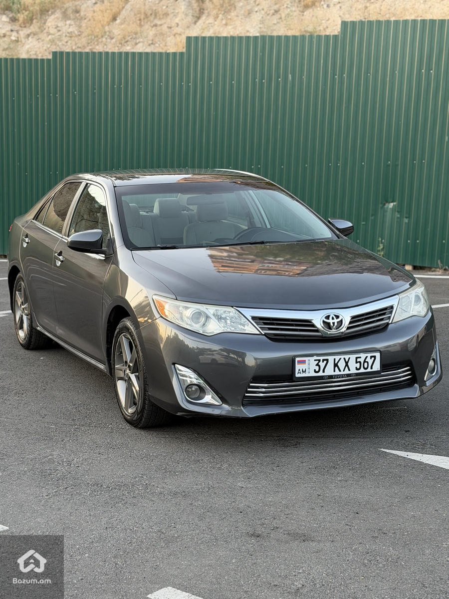 Toyota Camry - image 2