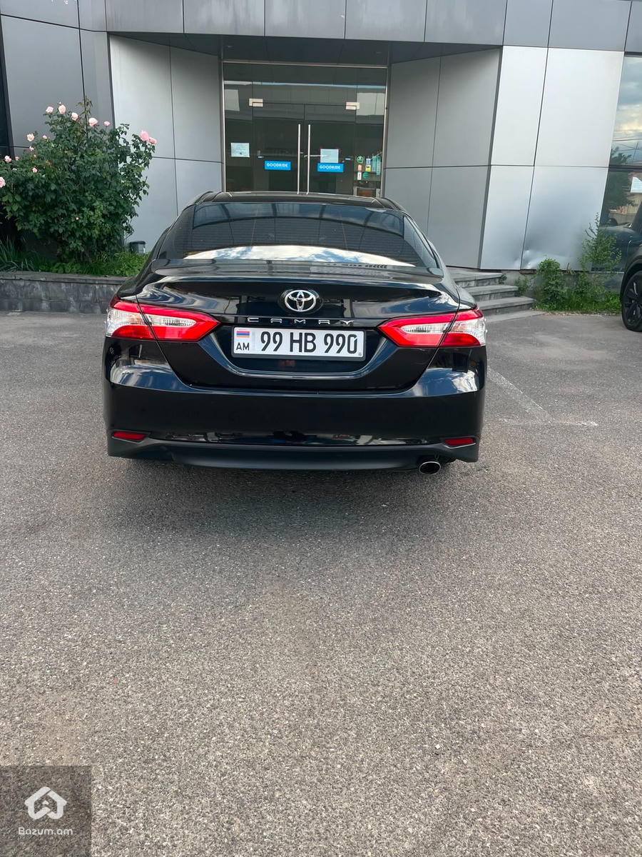 Toyota Camry - image 2