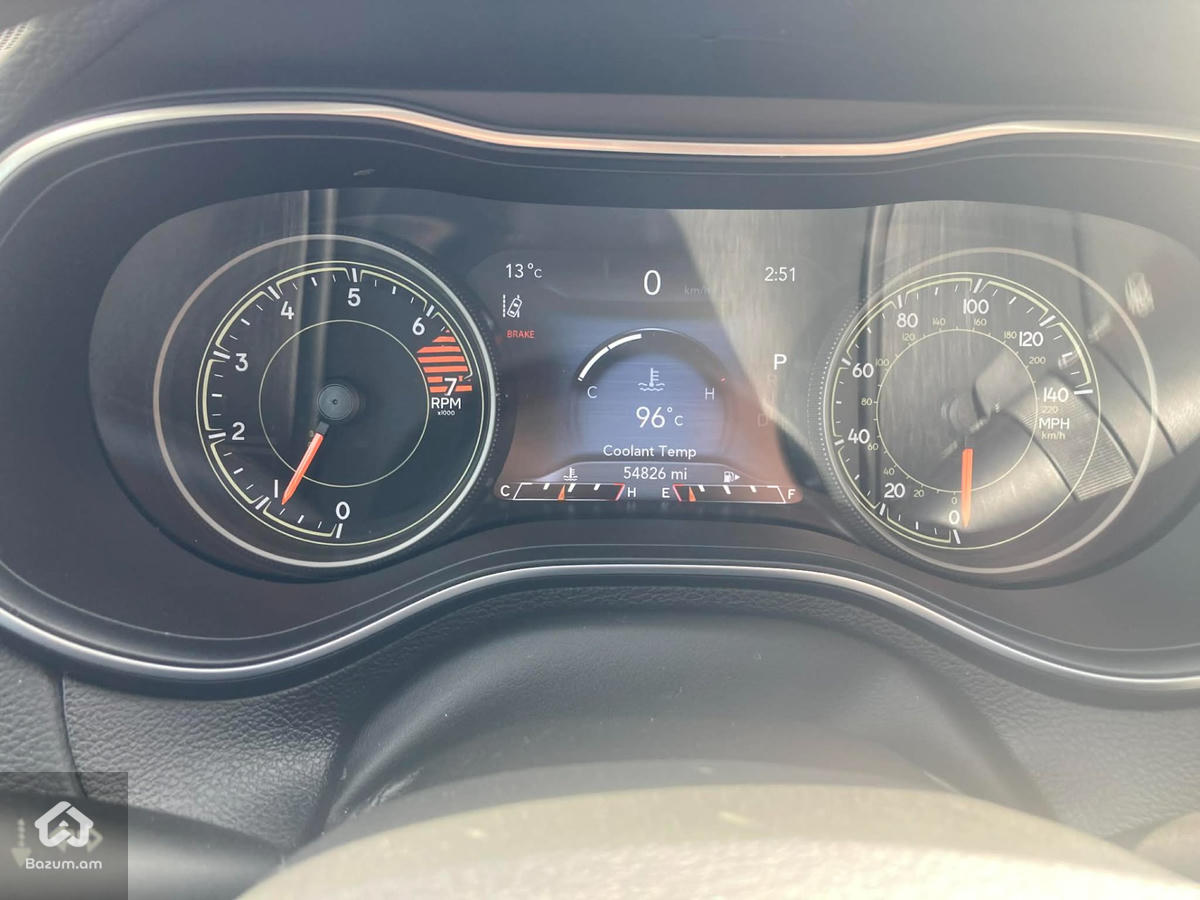 2023 Jeep Cherokee, Altitude Lux 4x4 - image 12