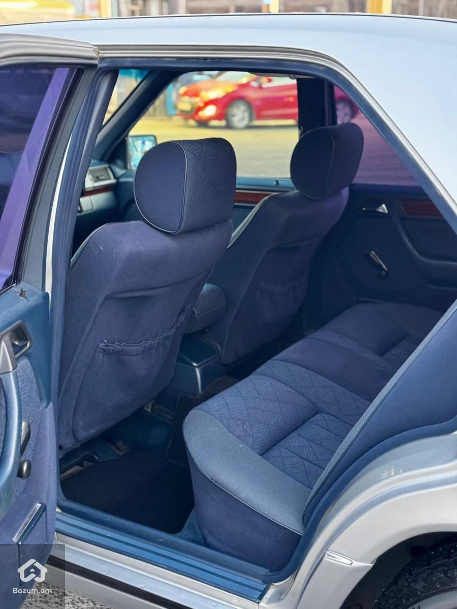 Mercedes Benz E220 w124 - image 11