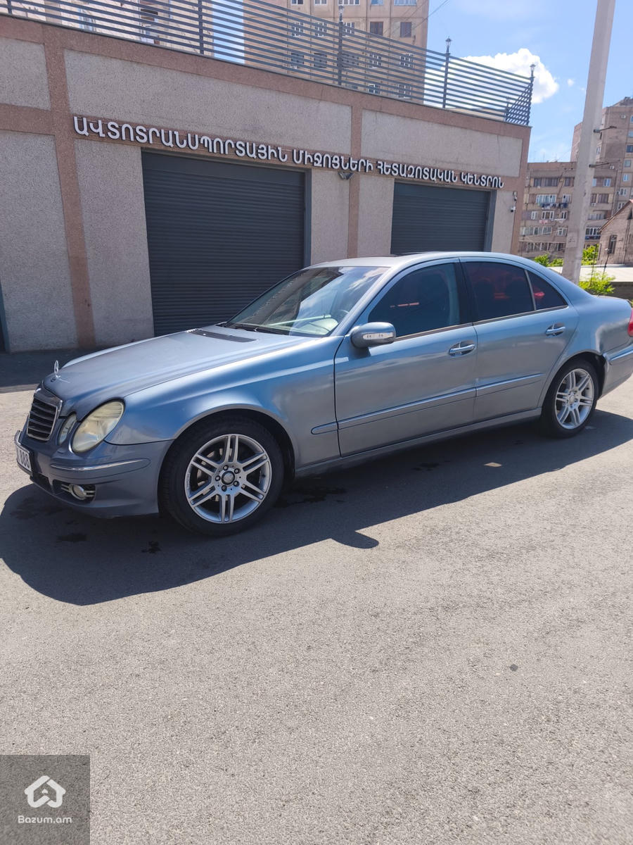 Mercedes E320 - image 3
