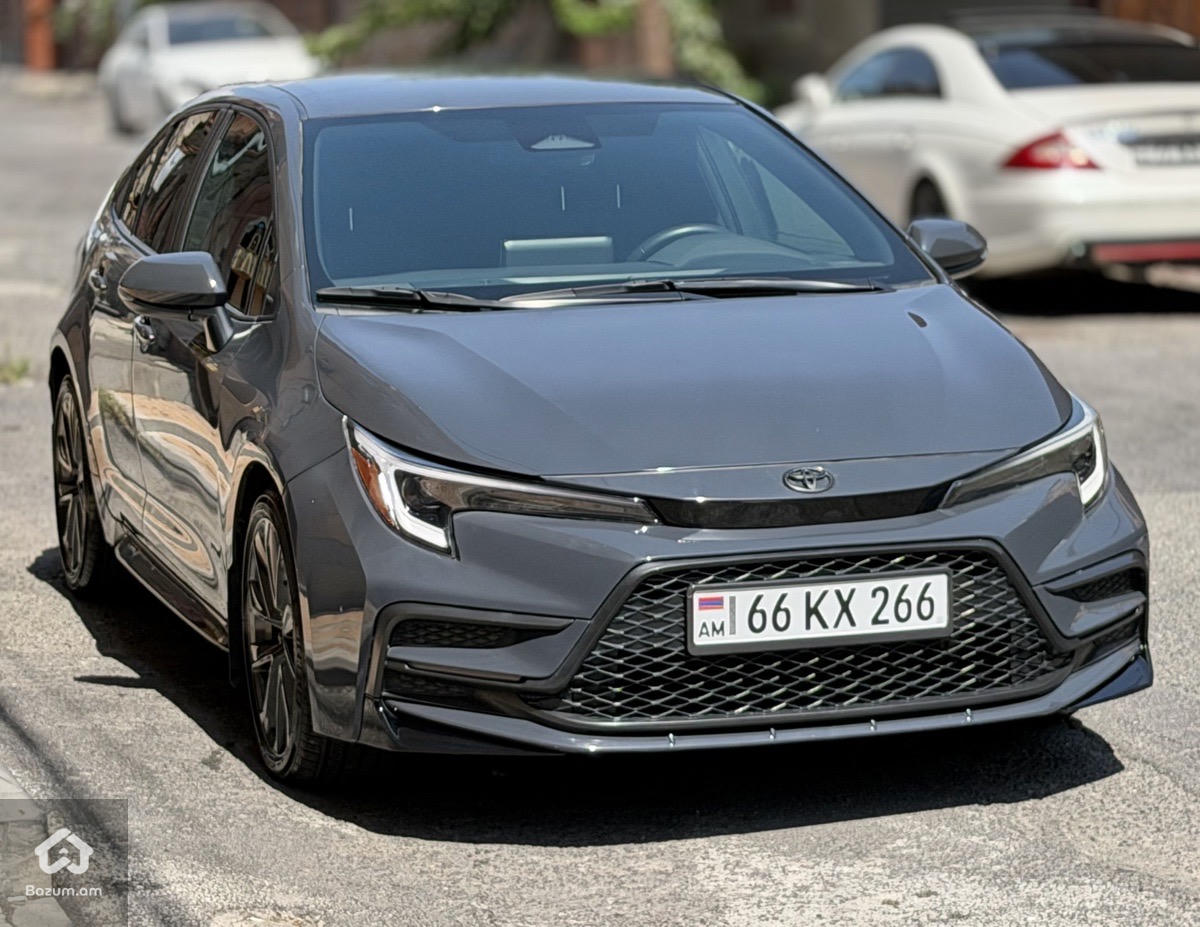Toyota Corolla SE - image 5
