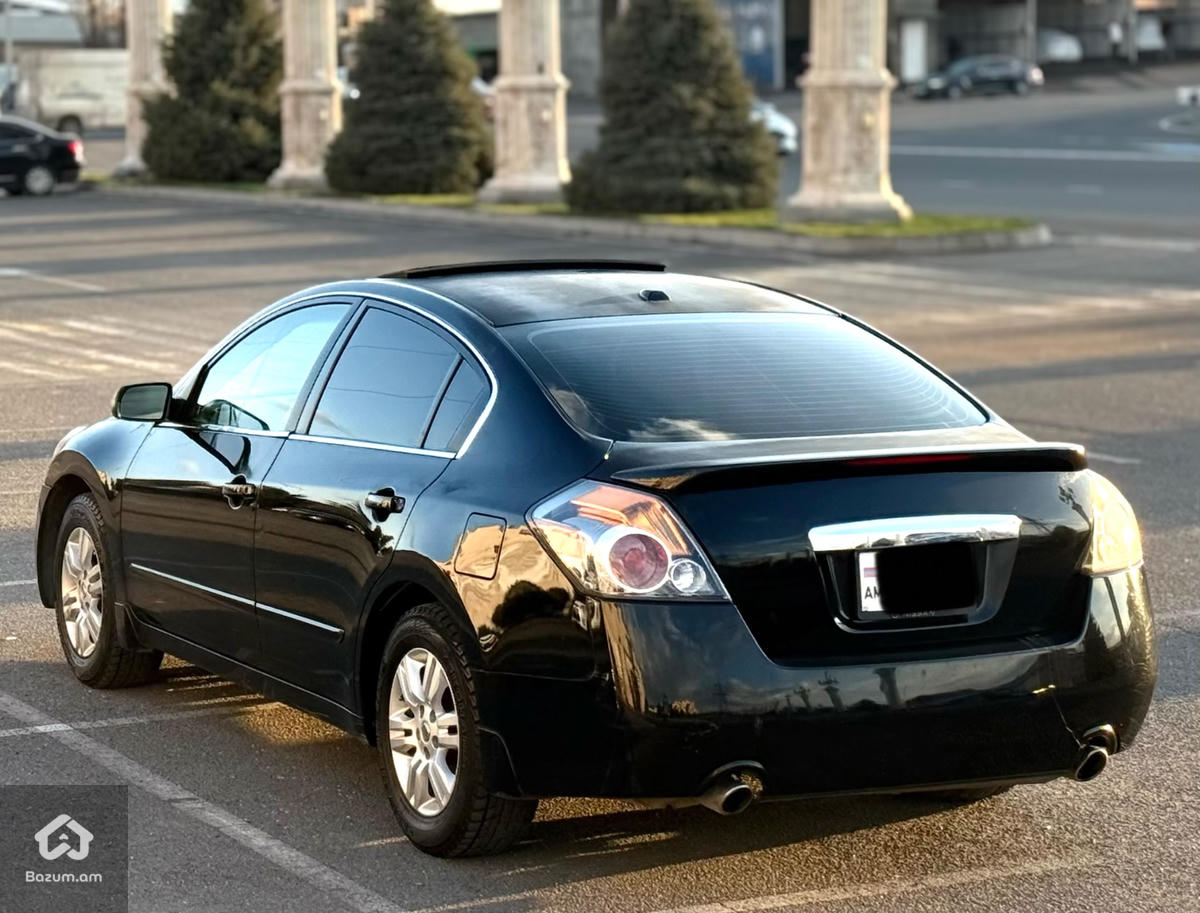 Nissan Altima  - image 4
