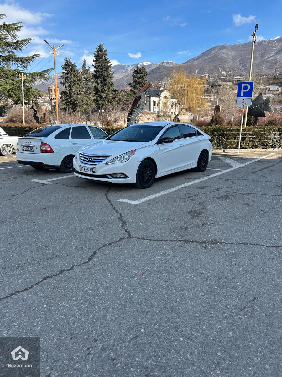 Hyundai Sonata - image 12
