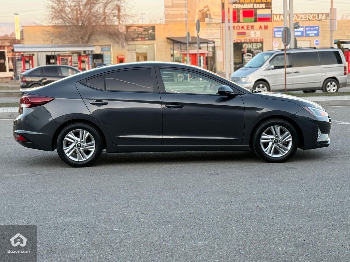 Hyundai Elantra - image 18