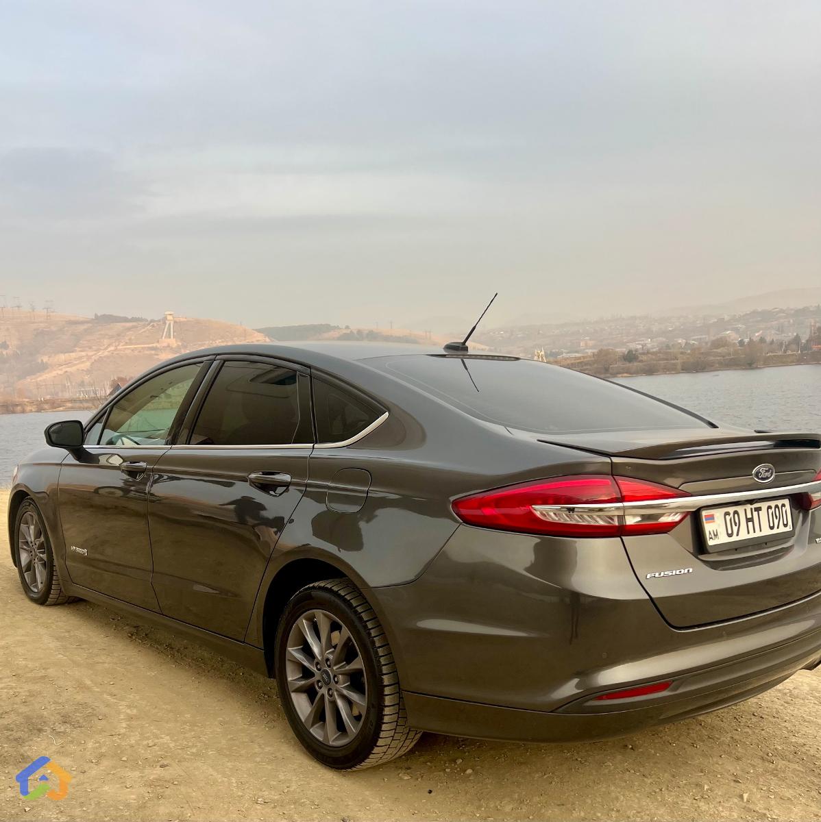 Ford Fusion Hybrid - image 3