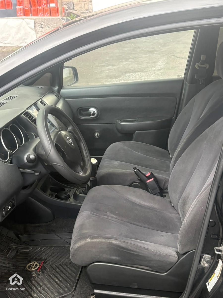 Nissan Versa - image 8