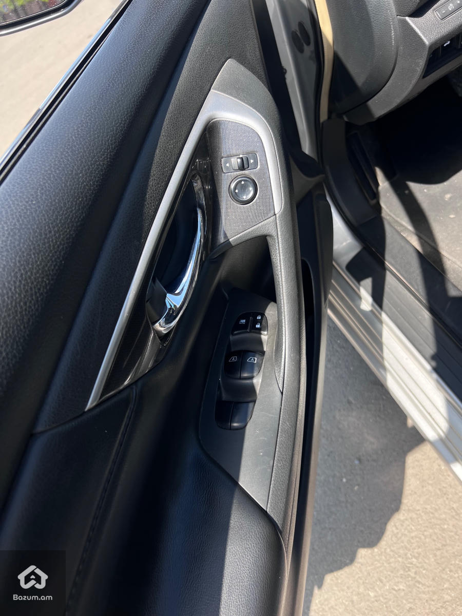Nissan Altima - image 12