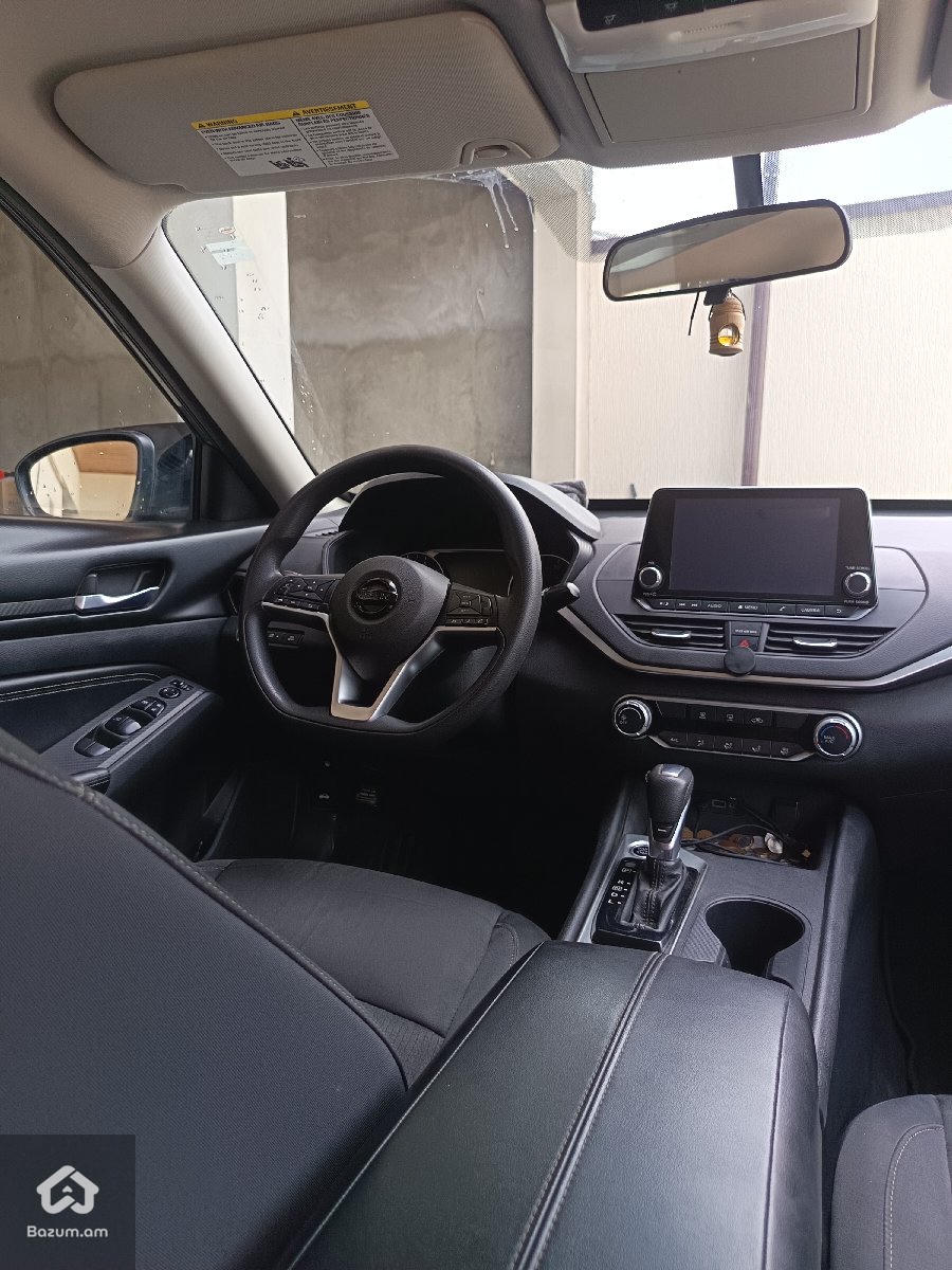 Nissan Altima  - image 8