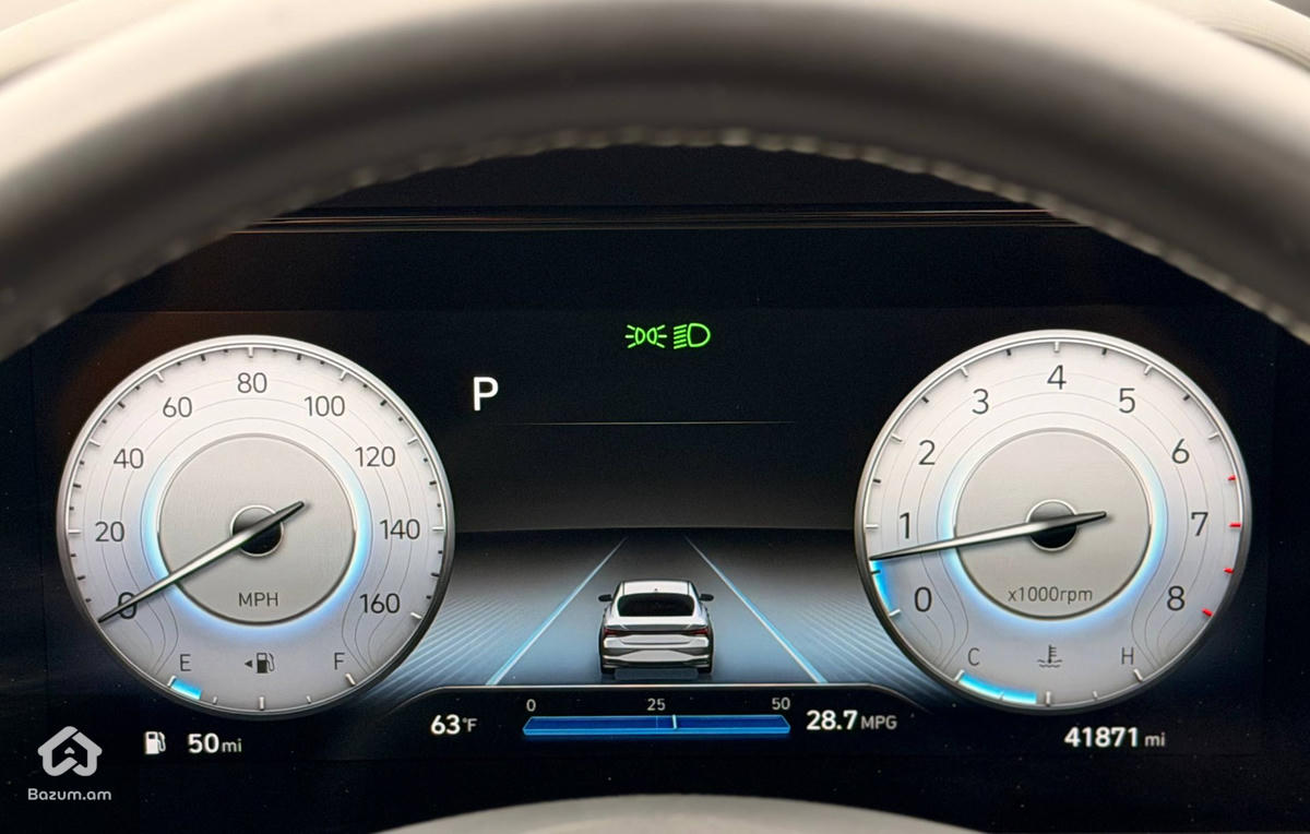 Hyundai Elantra Limited - image 9