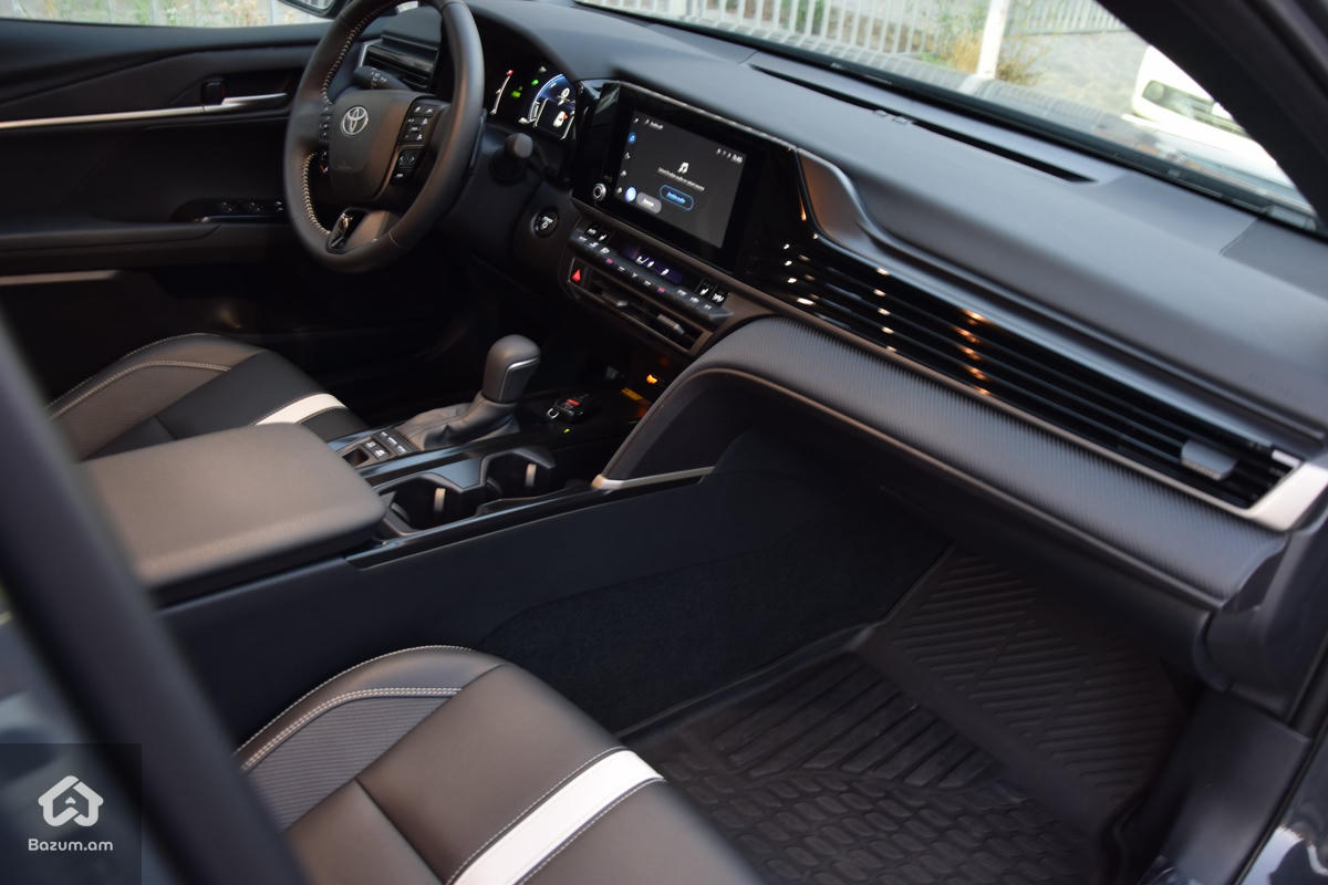 Toyota Camry - image 8