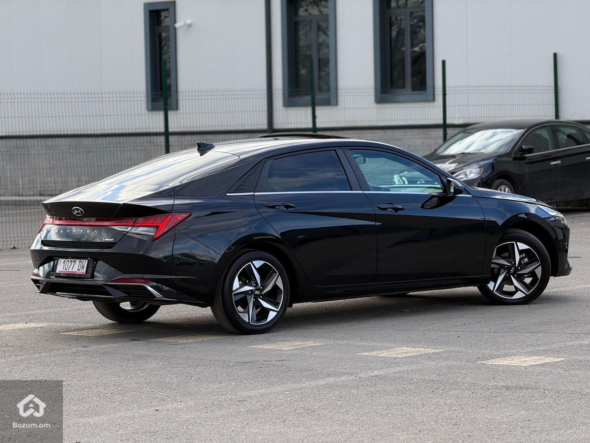 Hyundai Elantra - image 25