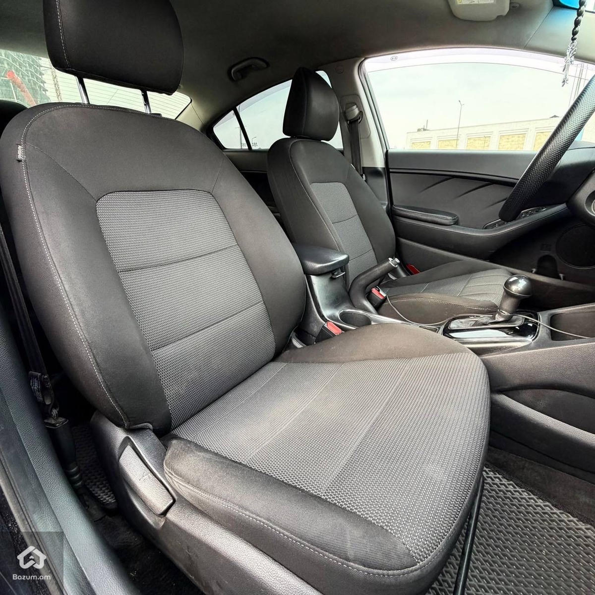 Kia Forte - image 11