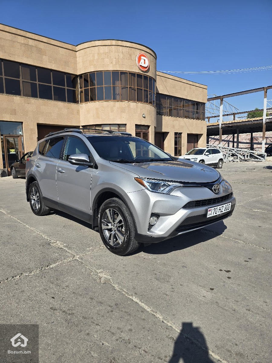 Toyota Rav4 XLE - image 6