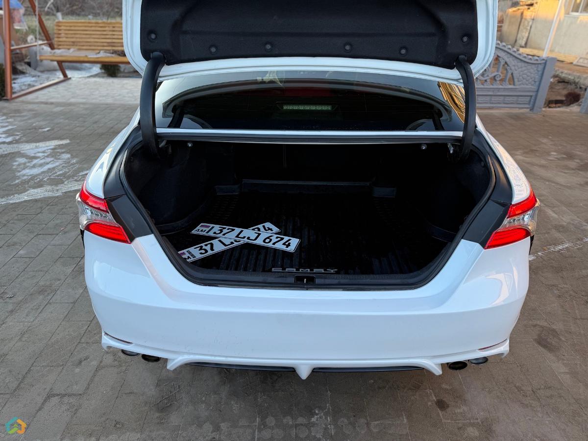 Toyota Camry V70 Xse - image 12