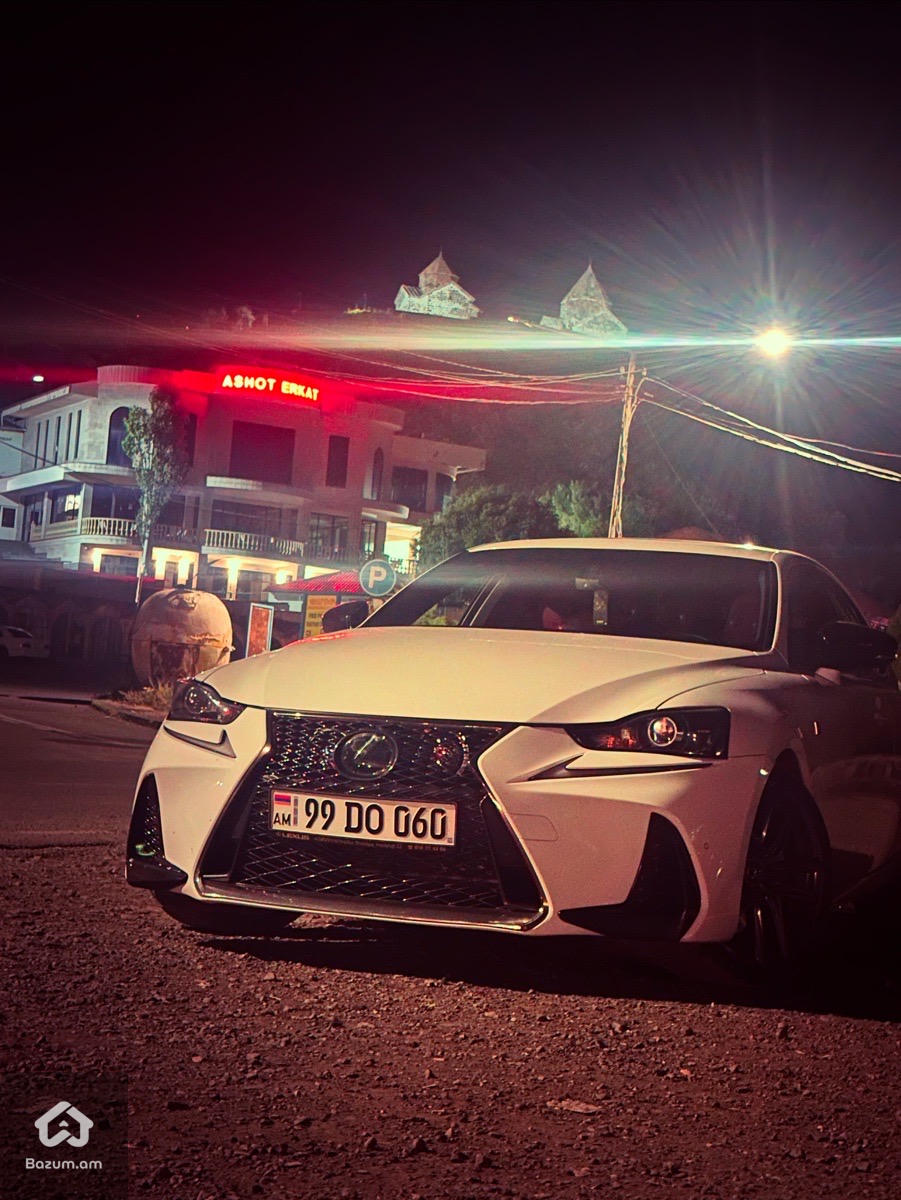 Lexus IS 300 2020 - image 9