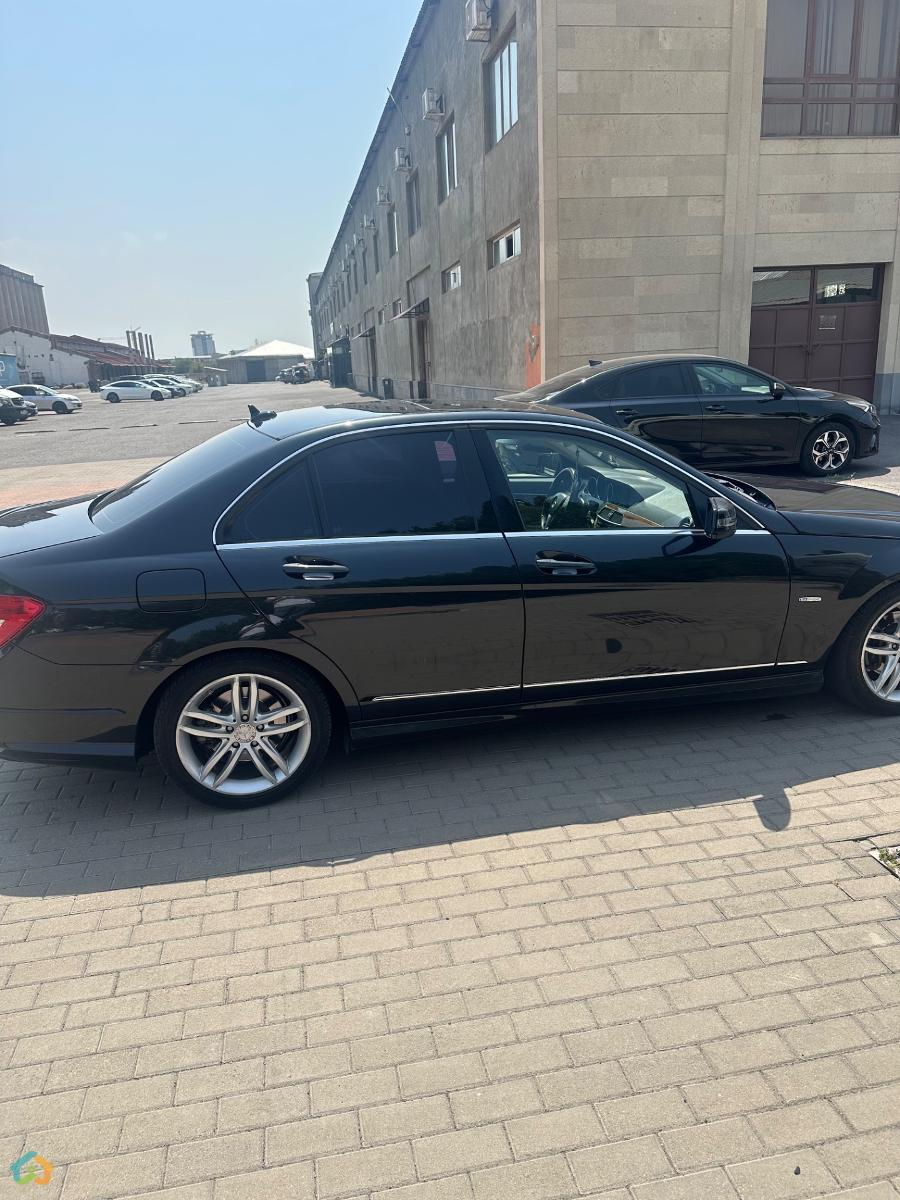 Mercedes-Benz C250 - image 7