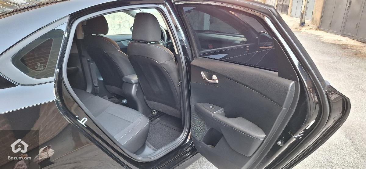 Kia Forte - image 11