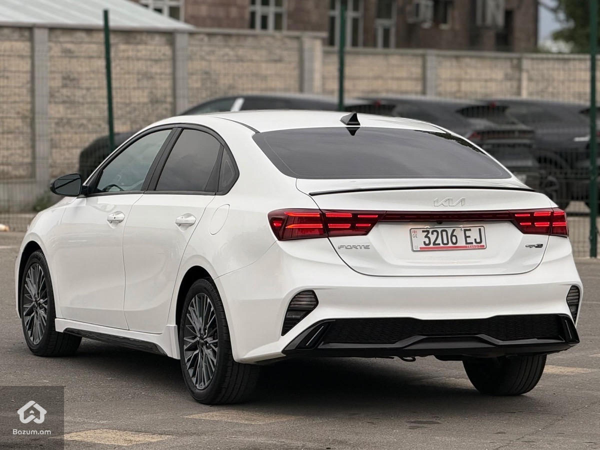 kia Forte - image 14