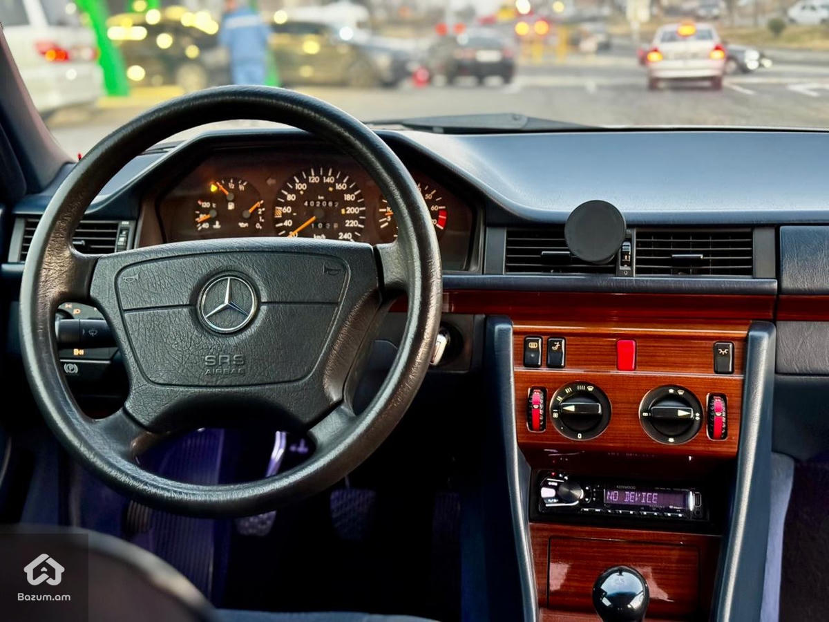 Mercedes Benz E220 w124 - image 7