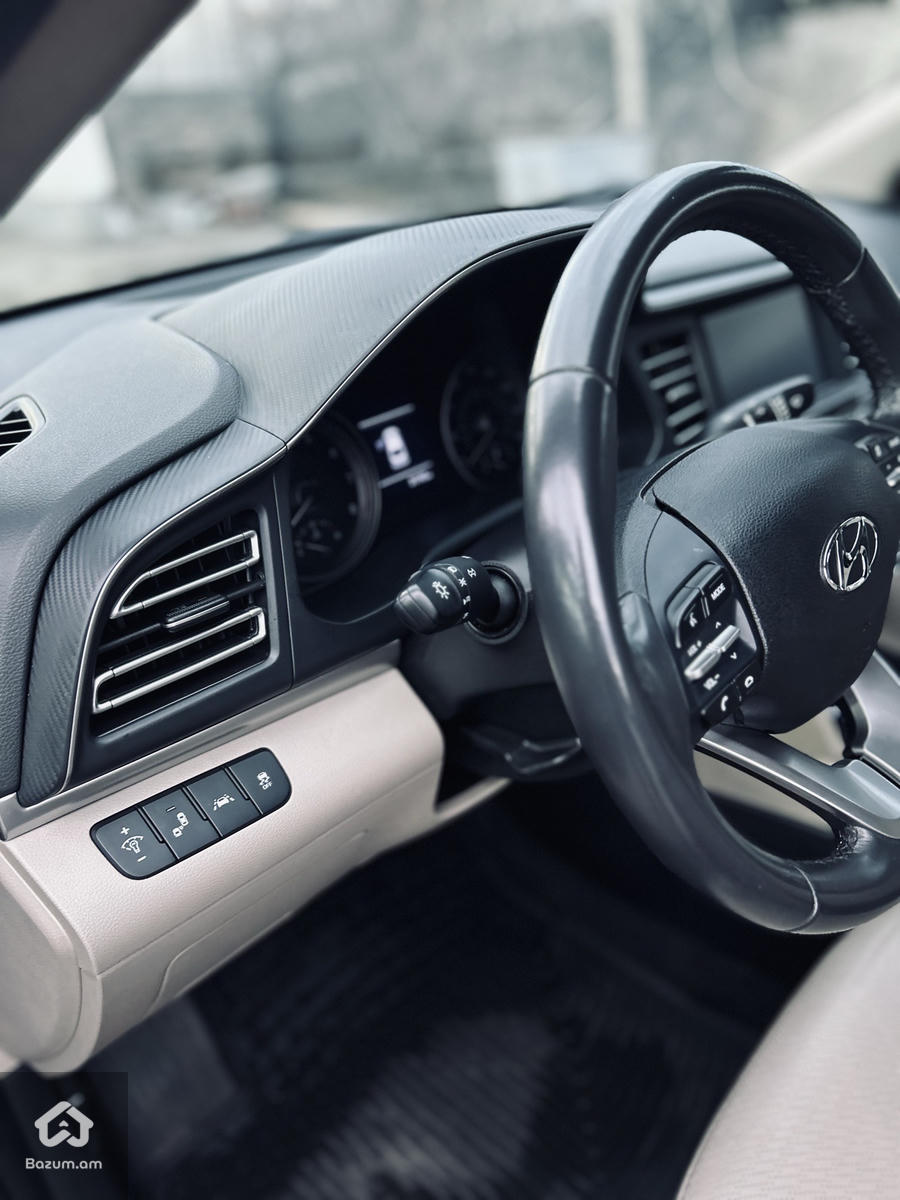 Hyundai Elantra Limited - image 9