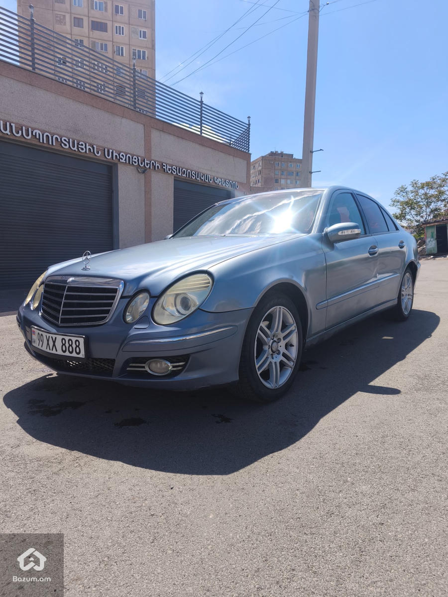 Mercedes E320 - image 2