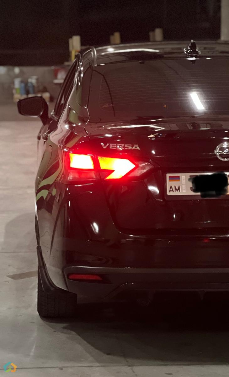 Nissan Versa - image 2