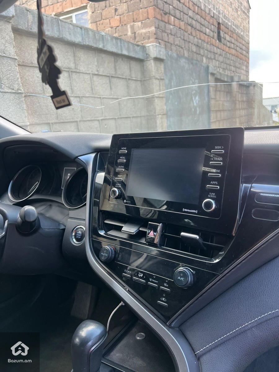Toyota Camry - image 8