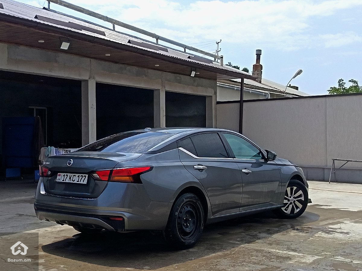 Nissan Altima  - image 2