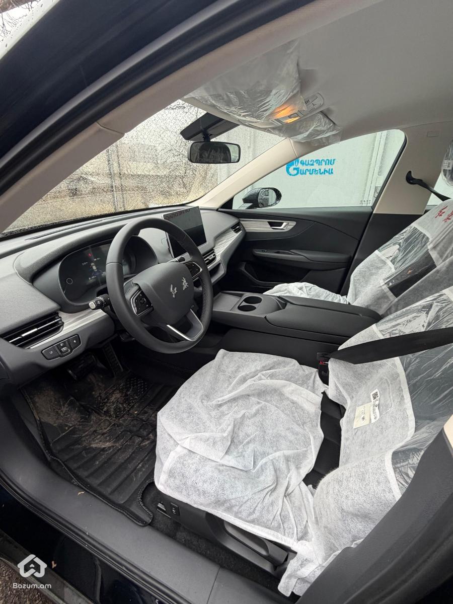 Honqi E-QM5 - image 4