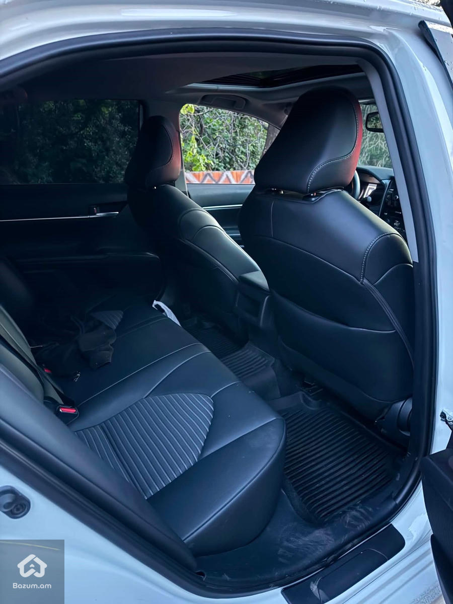 Toyota Camry SE - image 4
