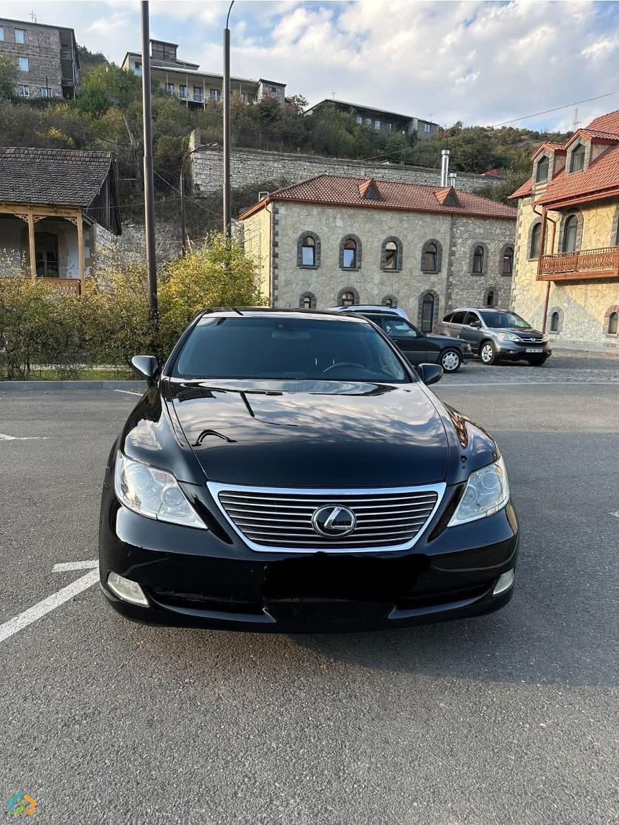 Lexus LS460 - image 1