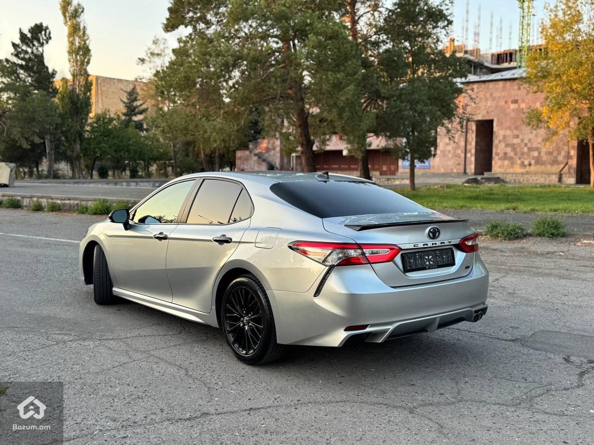 Toyota Camry SE - image 4