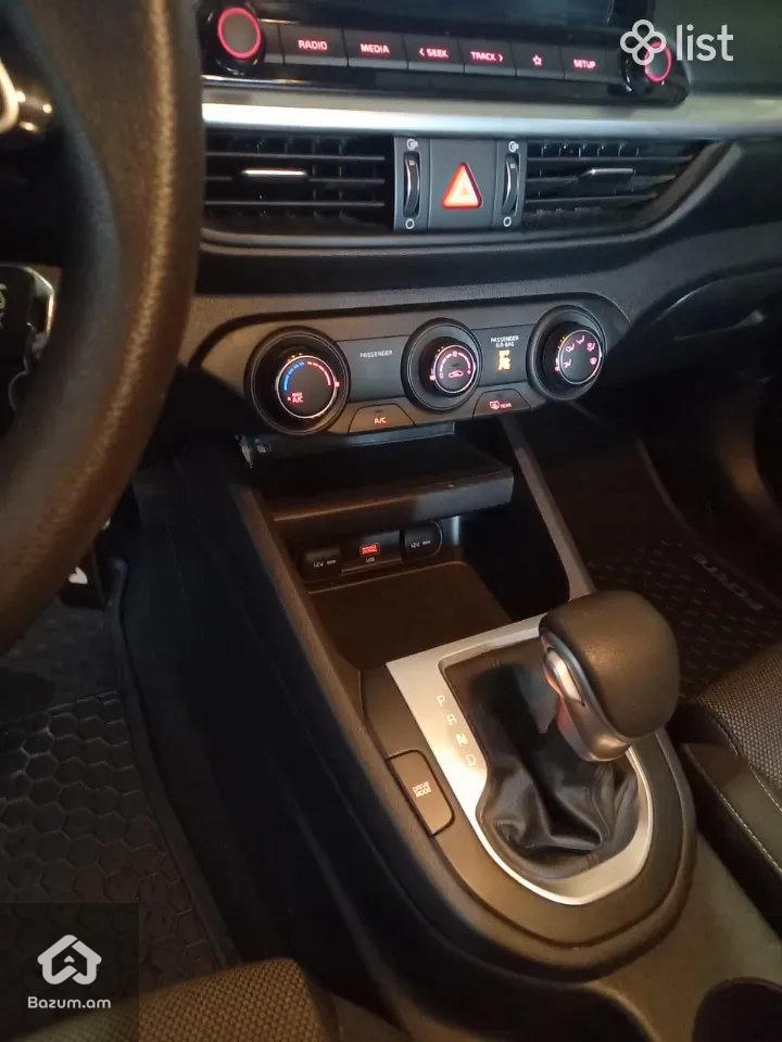 Kia Forte - image 10