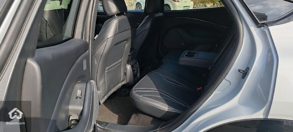 Ford Mustang Mach-E 4x - image 12