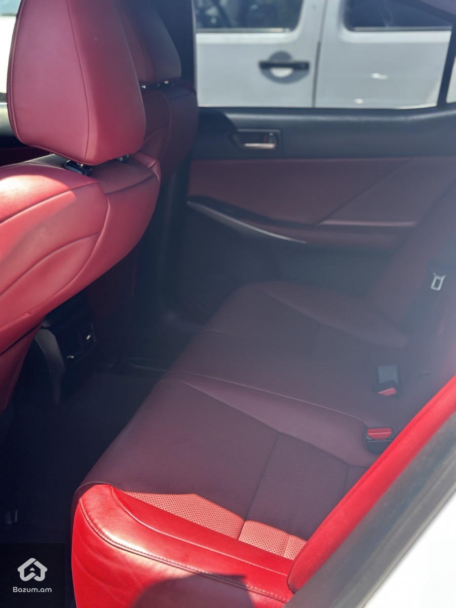 Lexus IS 300 2020 - image 12