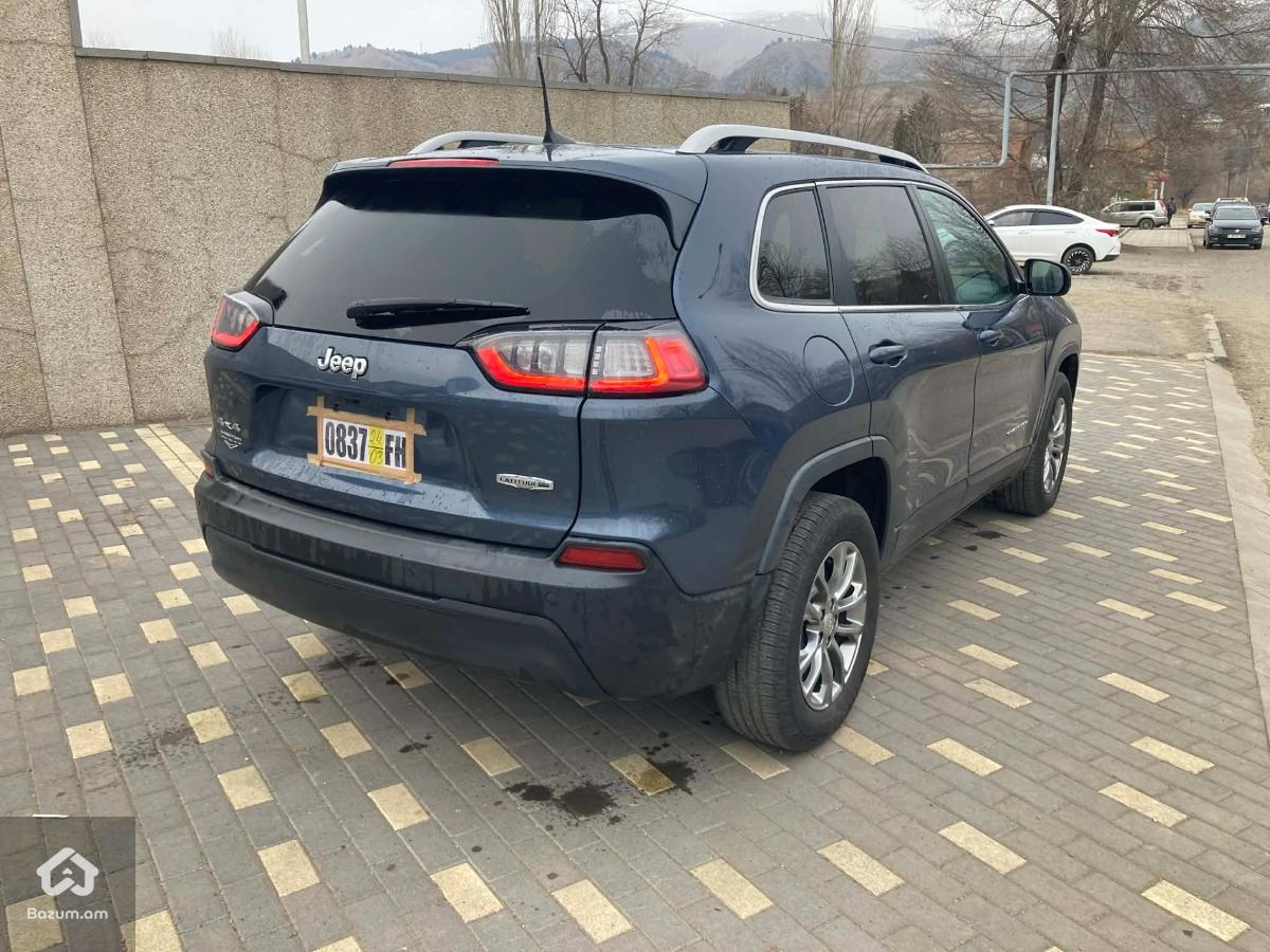 2020 Jeep Cherokee, Latitude Plus 4x4 - image 6