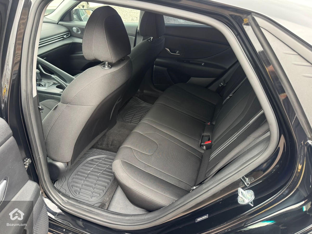 Hyundai Elantra - image 22